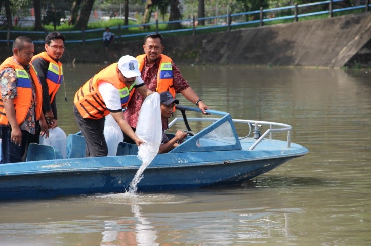 Proses penebaran benih ikan Wader dan Tawes secara simbolis oleh Wakil Gubernur Jawa Timur