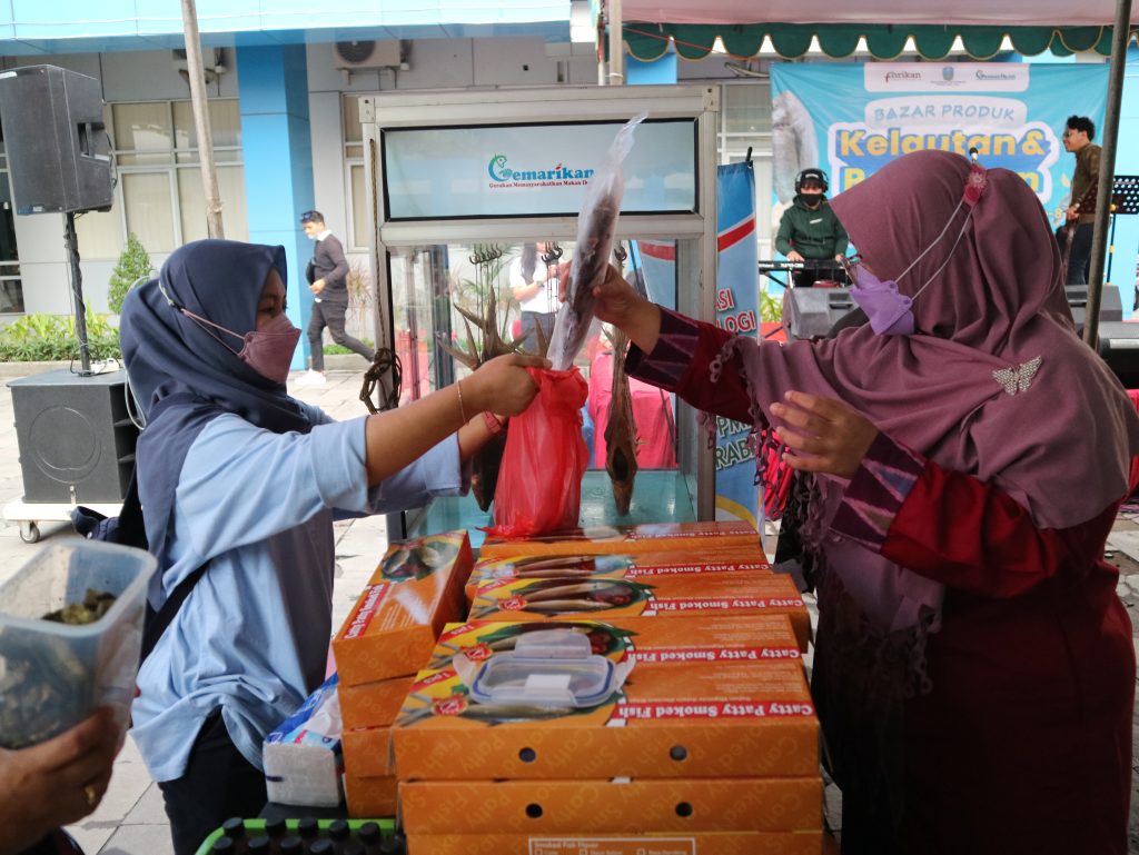 Kegiatan Bazar Produk Olahan Hasil Perikanan Di Halaman Kantor Dinas Kelautan dan Perikanan Provinsi Jawa Timur